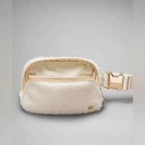 🆕✨ Lululemon Everywhere Belt Bag Fleece White Opal Gold